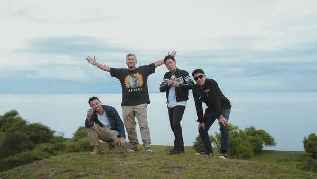 Personil The Dudas-1 berfoto dengan latar belakang view Teluk Saleh.