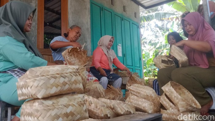 Para perajin besek di Desa Bero, Kecamatan Trucuk, Klaten, Minggu (18/5/2025).