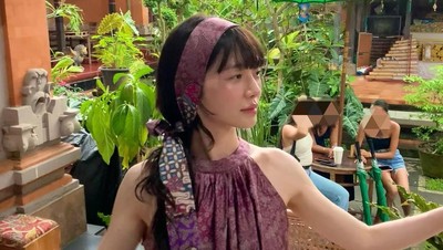 7 Gaya Park Gyu Young Liburan di Bali, Melokal Pakai Gaun hingga Celana Batik