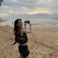 Unggahan foto sang aktris menimbulkan spekulasi di tengah netizen Indonesia. Pasalnya aktor Woo Do Hwan juga membagikan foto liburan di Bali, sehari sebelum Park Gyu Young. Keduanya diduga liburan bersama dan dirumorkan pacaran. Foto: dok. Instagram @lavieenbluu