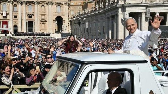 Pope Leo XIV greets the crowd from the popemobile before a Holy mass for the beginning of his pontificate, in St Peters square in The Vatican on May 18, 2025. (Photo by Stefano Rellandini / AFP)