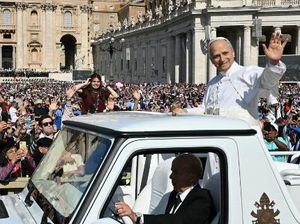 Paus Leo XIV Naik Popemobile, Sapa Umat Jelang Misa Pelantikan