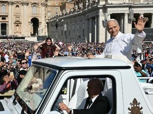 Paus Leo XIV Naik Popemobile, Sapa Umat Jelang Misa Pelantikan
