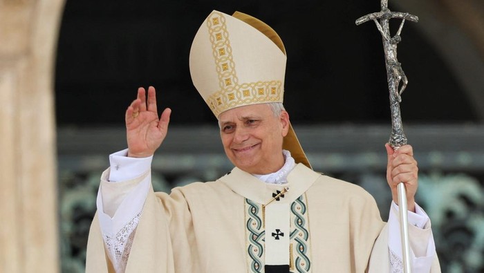 Pope Leo XIV gestures at the end of his inaugural Mass in Saint Peter’s Square, at the Vatican May 18, 2025.  REUTERS/CLAUDIA GRECO