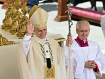 Video: Momen Paus Leo XIV Dipeluk Kakaknya Seusai Resmi Dilantik