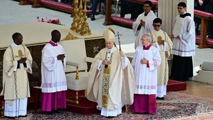 Pope Leo XIV addresses the crowd during a Holy Mass for the Beginning of his Pontificate, in St Peters square in The Vatican on May 18, 2025. (Photo by Filippo MONTEFORTE / AFP)