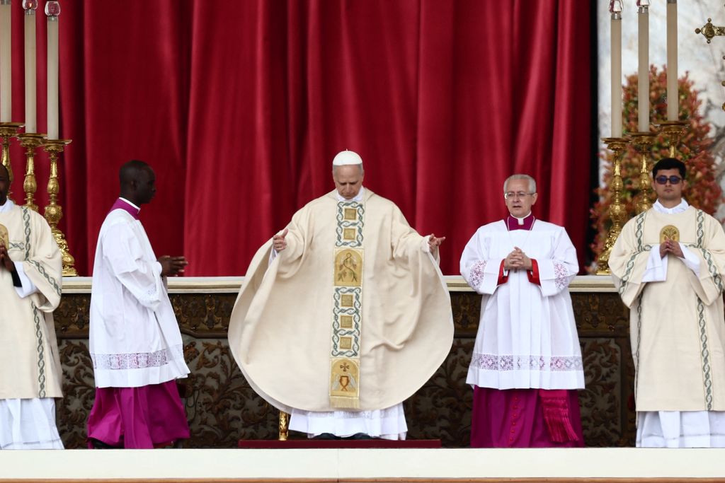 Paus Leo XIV mengadakan Misa pelantikannya di Lapangan Santo Petrus, di Vatikan, 18 Mei 2025. (REUTERS/YARA NARDI)