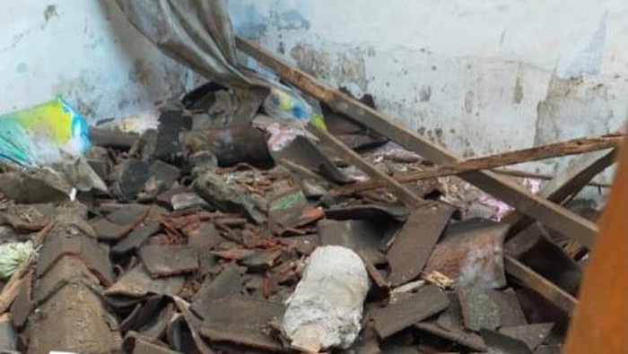 Pecahan genting dari atap rumah milik warga Kelurahan Randusari, Kecamatan Semarang Selatan, Kota Semarang, yang roboh, Minggu (18/5/2025).