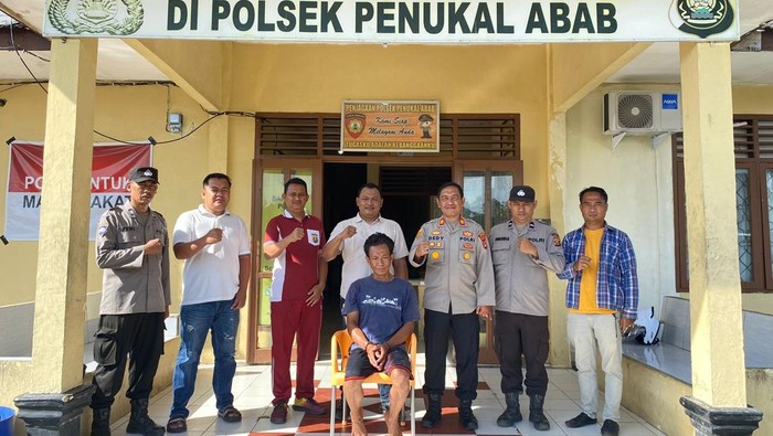 Pelaku Zainal Arifin ditangkap polisi terkait kasus pencurian bahan material proyek Pasar Betung, PALI.