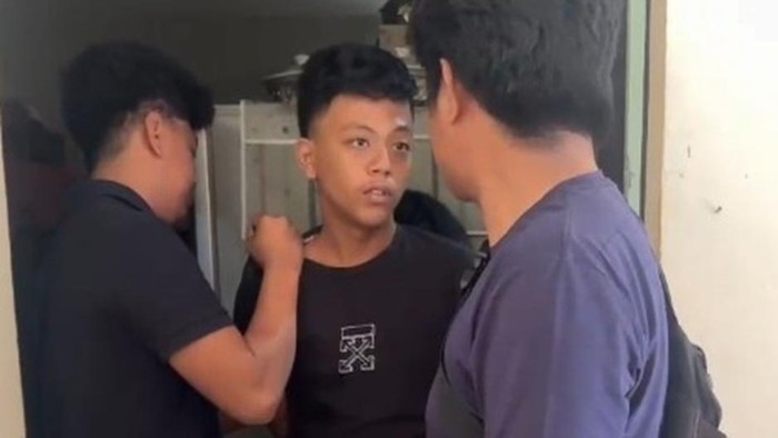 Pemuda berinisial AR (19) di Kabupaten Bulukumba yang nekat mengaku polisi demi menipu ditangkap.