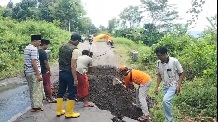 Perbaikan jalan di Pamekasan