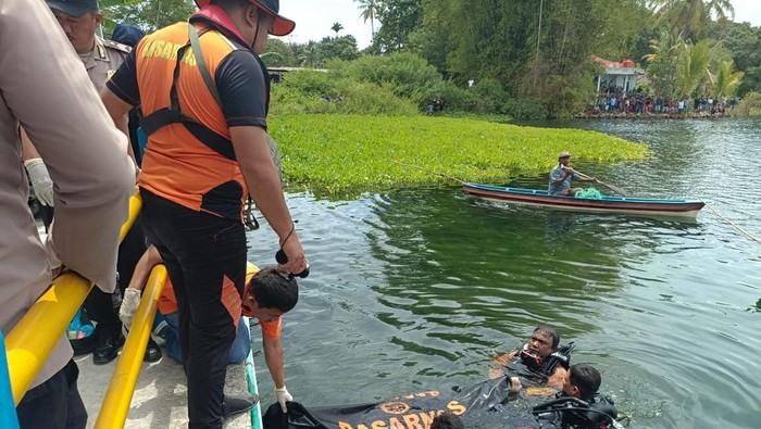 Petugas Basarnas saat mencari para korban tenggelam. (Dok. Basarnas Medan)
