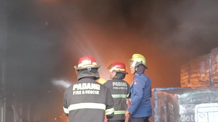 Petugas damkar berjibaku memadamkan api yang menghanguskan sebuah pabrik pengolahan karet di kawasan By Pass Lubuk Begalung, Padang, Sumbar. (Jeka Kampai/detikSumut)