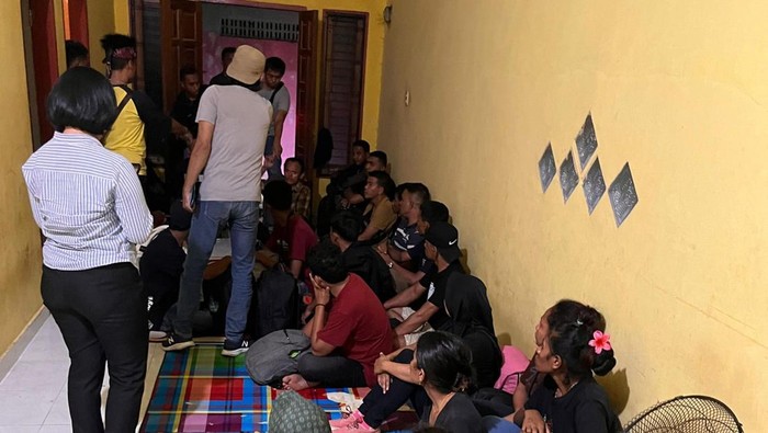 Petugas Polda Sumut saat menggerebek rumah penampungan calon PMI ilegal. (Dok. Polda Sumut)