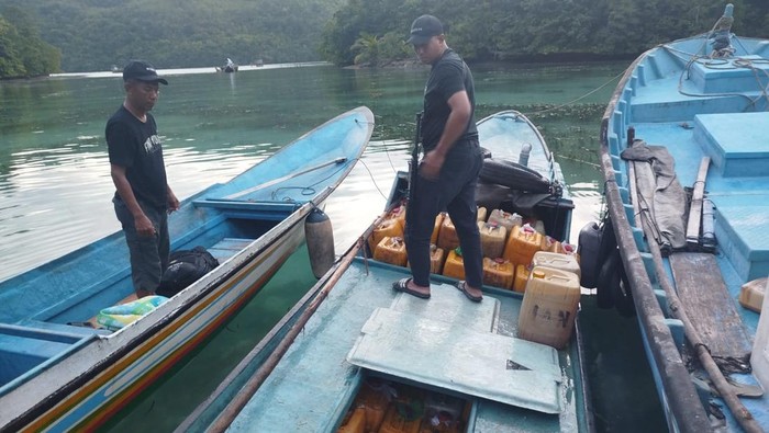 Polairud Polda Sulteng menggagalkan penyelundupan 2,2 ton BBM ilegal jenis solar di Perairan Mandel.