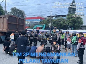 Polisi Tangkap 10 Pemuda Tawuran di Jakut, Celurit hingga Molotov Disita