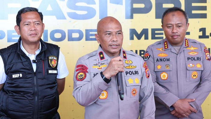 Wakapolda Riau Brigjen Jossy didampingi Kabid Humas dan Direktur Reskrimum Polda Riau
