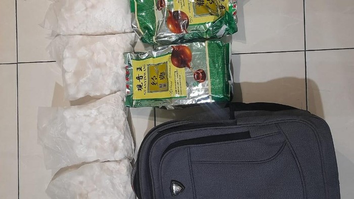 Polda Riau membongkar 2 kg sabu dan 1,8 kg heroin yang disembunyikan di tong sampah di parkiran hotel kawasan Pekanbaru.