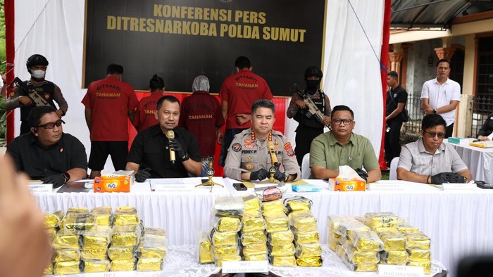 Polda Sumut menggelar konferensi pers pengungkapan 100 kilogram sabu.