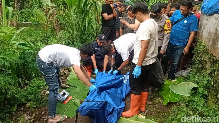 Polisi dan warga melakukan evakuasi mayat pria mengambang di sungai.