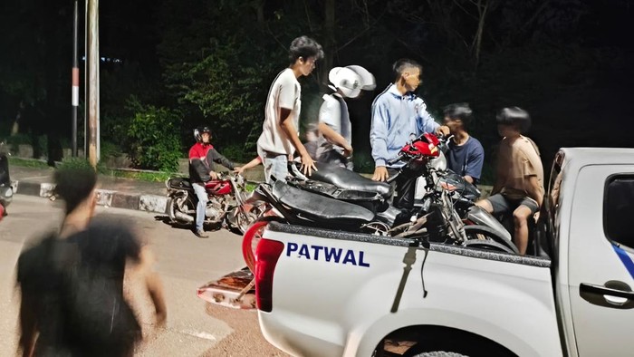 Polisi mengamankan pelaku balapan liar. (Dok Istimewa)