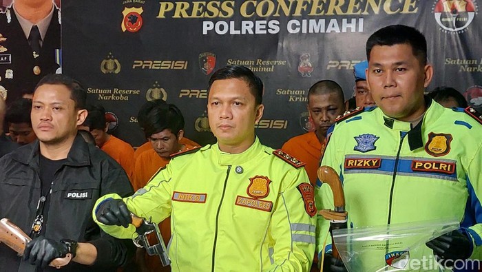 Polisi menunjukkan barang bukti aksi begal bersenpi di Bandung Barat
