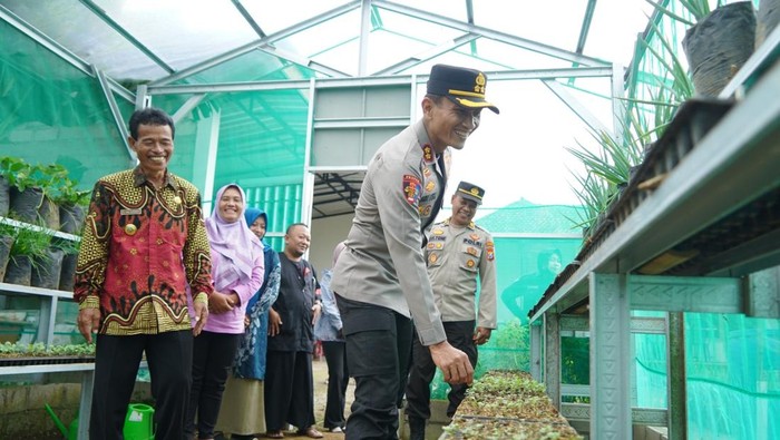 Kapolres Ponorogo AKBP Andin Wisnu Sudibyo mengecek pertanian warga di Desa Pudak Wetan