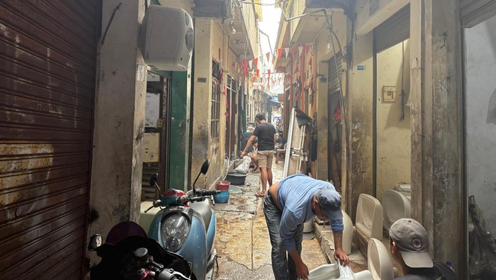 Potret Penjual Kloset Bekas di Kawasan Jaksel Di kawasan Pasar Rumput, Setiabudi, Jakarta Selatan, kloset bekas jadi pemandangan yang lumrah. Di sepanjang trotoar, berbagai jenis kloset duduk dan jongkok tersusun rapi. Sekilas tampak seperti barang baru, padahal kloset-kloset tersebut merupakan produk bekas yang telah dibersihkan dan siap pakai kembali.