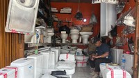 Harga yang ditawarkan bervariasi, mulai dari Rp 500 ribu hingga puluhan juta rupiah, tergantung merek dan kondisi. Produk-produk dari merek ternama seperti Toto dan American Standard menjadi incaran karena kualitasnya masih sangat baik meski bekas pakai.