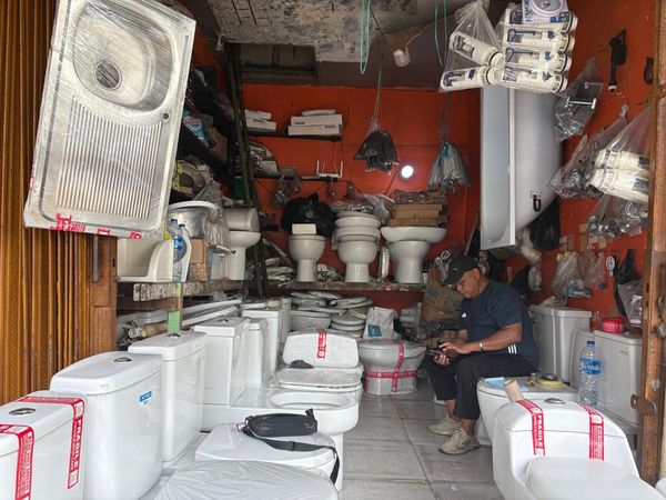 Potret Penjual Kloset Bekas di Kawasan Jaksel