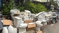 Di kawasan Pasar Rumput, Setiabudi, Jakarta Selatan, kloset bekas jadi pemandangan yang lumrah. Di sepanjang trotoar, berbagai jenis kloset duduk dan jongkok tersusun rapi. Sekilas tampak seperti barang baru, padahal kloset-kloset tersebut merupakan produk bekas yang telah dibersihkan dan siap pakai kembali.