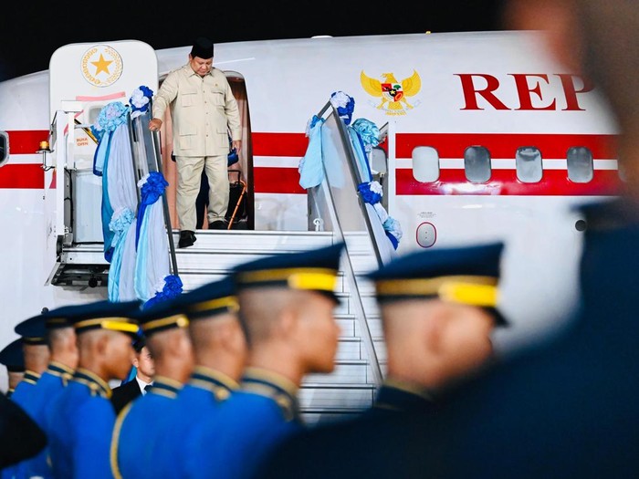 Presiden Prabowo Subianto tiba di Bangkok, Thailand, dalam rangka kunjungan resmi kenegaraan, Sabtu (17/5). Prabowo di Bangkok akan bertemu dengan Raja Thailand Maha Vajiralongkorn dan Perdana Menteri Thailand Paetongtarn Shinawatra.