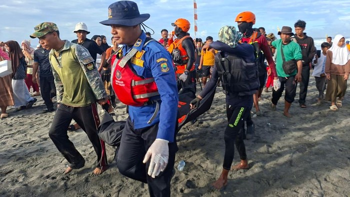 Proses evakuasi jasad nelayan muda di perairan Cianjur