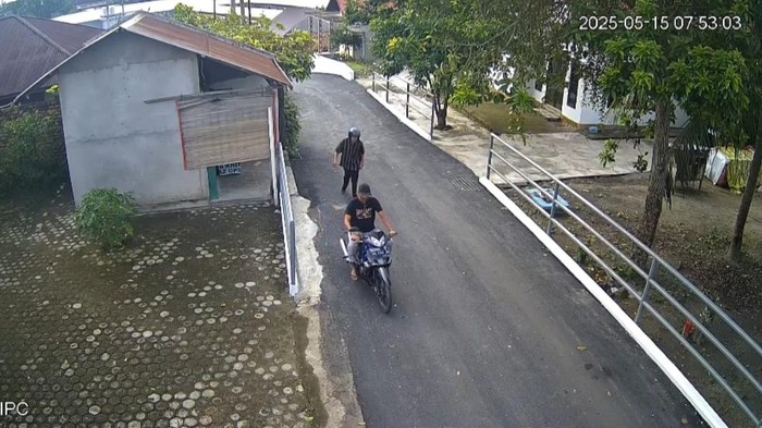 Rekaman CCTV saat motor kakek di Jambi dibawa kabur pria pura-pura menumpang