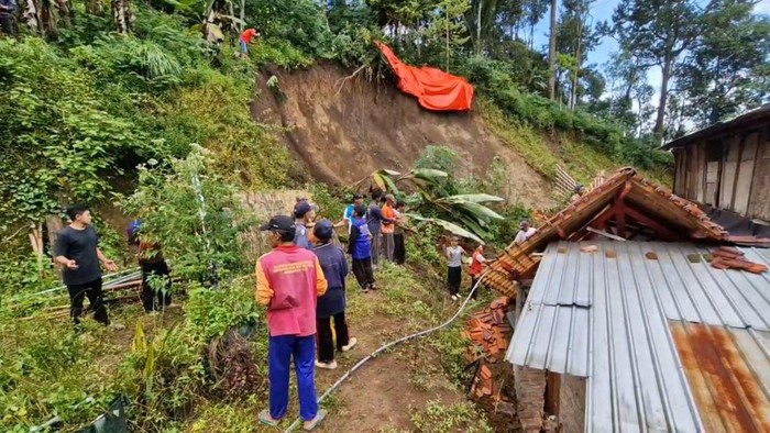 Rumah warga Ponorogo yang terkena longsor.