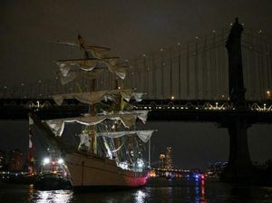 Kapal Angkatan Laut Meksiko Tabrak Jembatan Brooklyn New York, 22 Orang Luka
