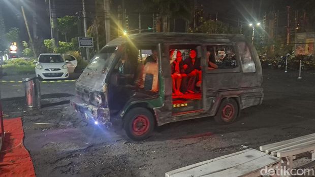 Sejumlah pengunjung Bali Horor Drive Thru menggunakan fasilitas angkot untuk menikmati suasana rumah hantu di bekas gedung Robinson Mall Ramayana, Denpasar, Bali, Sabtu (17/5/2025). (Foto: Fabiola Dianira/detikBali)