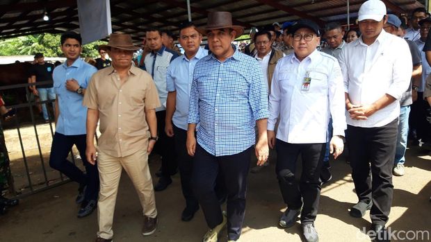 Sekjen Partai Gerindra, Ahmad Muzani (pakai topi, tengah), saat menghadiri kontes sapi APPSI di Pasar Hewan Jelok, Cepogo, Boyolali, Minggu (18/5/20025).