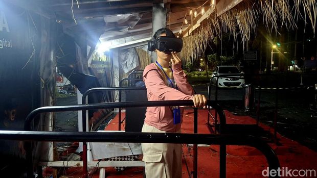Seorang pengunjung mencoba VR Horor Dunia Maya di bekas gedung Robinson Mall Ramayana, Denpasar, Bali, Sabtu (17/5/2025). (Foto: Fabiola Dianira/detikBali)