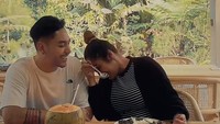 Siti Badriah dan Krisjiana selalu harmonis walaupun kini sudah dikaruniai dua anak. Keduanya tetap mesra sekalipun ketika makan bersama. Foto: Instagram/sitibadriah