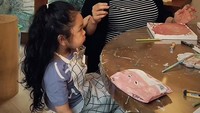 Penyanyi dangdut tersebut juga tetap sigap merawat sendiri anaknya. Menyuapi makan anak di tengah-tengah waktu makannya bukan menjadi masalah baginya. Foto: Instagram/sitibadriah
