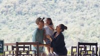 Kebahagiaan keluarga ini seringkali dibagikan saat pergi bersama. Anak pertamanya dengan gemas menyuapi Krisjiana untuk berbagi es krim. Foto: Instagram/sitibadriah