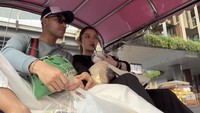 Dalam waktu sehari saja keduanya asyik memborong jajanan kaki lima di sana. Tangan Krisjiana penuh dengan berbagai camilan kesukaam keduanya. Foto: Instagram/sitibadriah
