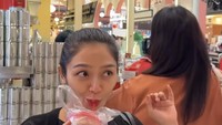 Berkunjung ke Thailand juga tak dilewatkan Siti Badriah untuk menikmati Thai Tea. Setelah menyeruput kesegarannys, rasanya ngidam langsung terpenuhi. Foto: Instagram/sitibadriah
