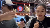 Sebelum kembali ke tanah air, Siti Badriah dan suami juga menikmati makan malam dengan menu lokal di Thailand. Ada nasi dengan lauk ayam basil yang dipesan untuk mengisi perut. Foto: Instagram/sitibadriah