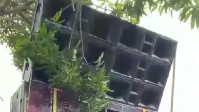 Sound horeg di Bondowoso jatuh dan menimpa penonton di bawahnya
