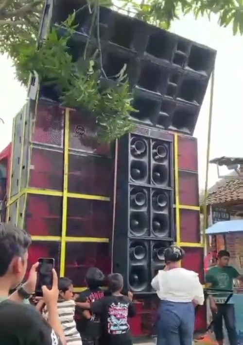 Penonton arak-arakan sound horeg (baju putih) sebelum tertimpa di Bondowoso