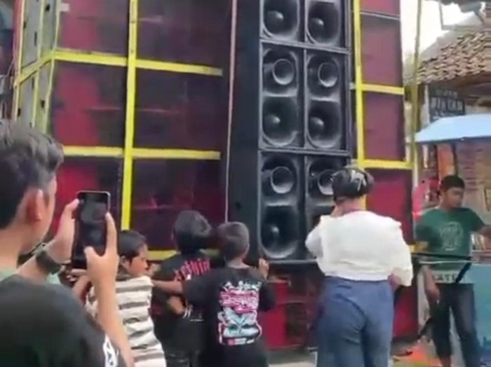 Penonton arak-arakan sound horeg (baju putih) sebelum tertimpa di Bondowoso