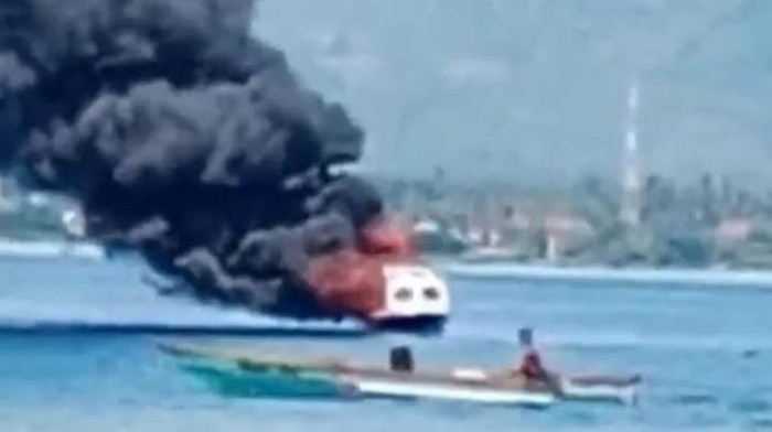 Speedboat milik anggota Polres Touna terbakar.