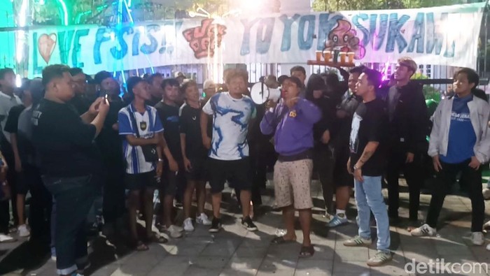 Suporter PSIS, Panser Biru dan Snex Mania, menggelar aksi damai di depan kantor Balai Kota Semarang, Minggu (18/5/2025) malam.